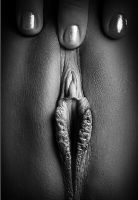 Photo catégorisée avec : Black and White, Art, Pussy