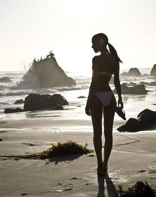 Photo catégorisée avec : Black and White, Beach, Bikini