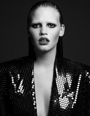 Photo catégorisée avec : Black and White, Blonde, Dutch, Lara Stone, Celebrity - Star, Cute