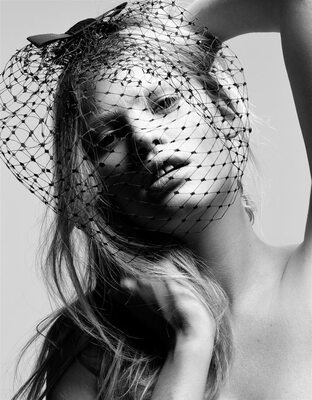 Photo catégorisée avec : Black and White, Blonde, Dutch, Lara Stone, Celebrity - Star, Cute