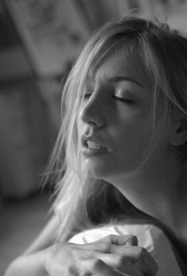 Photo catégorisée avec : Black and White, Blonde, Face