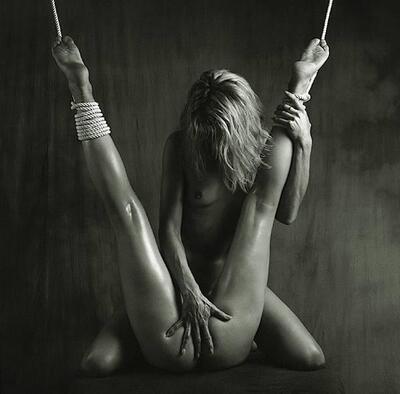 Photo catégorisée avec : Black and White, Blonde, Feet, Legs, Lesbian, 2 girls, Bondage