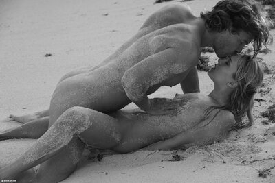 Photo catégorisée avec : Black and White, Blonde, Leila, X-Art, Beach, Fucking, Kissing, Legs, Sexy Wallpaper, Small Tits