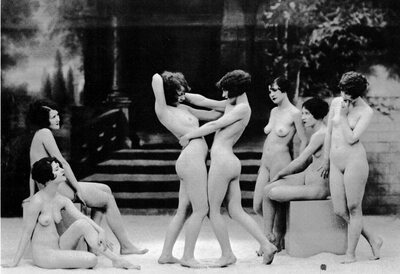 Photo catégorisée avec : Black and White, Brunette, 7 girls, Art, Vintage