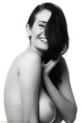 Photo catégorisée avec : Black and White, Brunette, Busty, Peta Todd, Boobs, English, Smiling