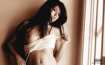Photo catégorisée avec : Black and White, Brunette, Digital Desire, Shyla Jennings, American, Boobs, Eyes, German, Piercing, Sexy Wallpaper, Tummy