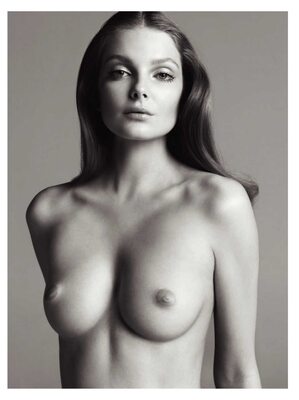 Photo catégorisée avec : Black and White, Brunette, Eniko Mihalik, Boobs, Celebrity - Star, Cute, Eyes, Hungarian