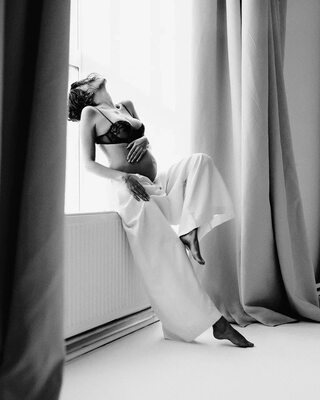 Photo catégorisée avec : Black and White, Brunette, Katya Clover - Mango A, Cute, Lingerie, Pregnant, Russian, Tummy