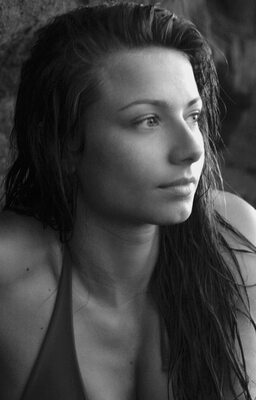 Photo catégorisée avec : Black and White, Brunette, Natacha Nies-Piotrowski, Belgian, Cute, Eyes, Face, Safe for work