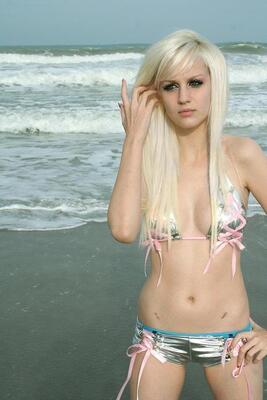 Photo catégorisée avec : Blonde, Beach, Bikini