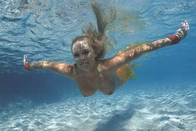 Photo catégorisée avec : Blonde, Boobs, Under water