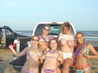 Photo catégorisée avec : Blonde, Brunette, Busty, 5 girls, Beach, Bikini, Boobs, Car, Flashing, Flat chested, Monokini, Small Tits, Tummy