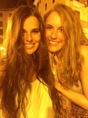 Photo catégorisée avec : Blonde, Brunette, Caterina, Eyes, Italian, 2 girls, Cute, Safe for work, Smiling