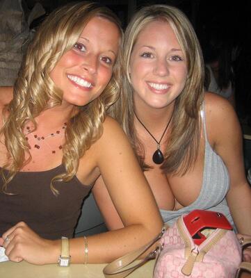 Photo cat&eacute;goris&eacute;e avec&nbsp;: Blonde, Busty, Eyes, Smiling, 2 girls, Boobs