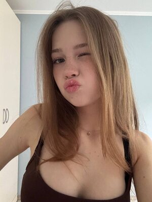 Photo catégorisée avec : Blonde, Busty, What is her name, Cute