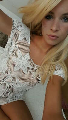 Photo catégorisée avec : Blonde, Camgirl, Chaturbate, Jana Volkova, Selfie