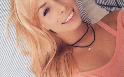 Photo catégorisée avec : Blonde, Camgirl, Chaturbate, Jana Volkova, Sexy Wallpaper, Smiling