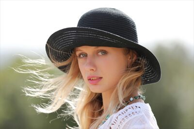 Photo catégorisée avec : Blonde, Clarice, MPL Studios, Cute, Eyes, Hat, Safe for work, Sexy Wallpaper, Ukrainian