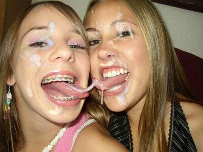 Photo catégorisée avec : Blonde, Cumshot, 2 girls, Facial, Mouth, Tongue