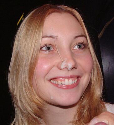 Photo catégorisée avec : Blonde, Cumshot, Eyes, Smiling, Facial