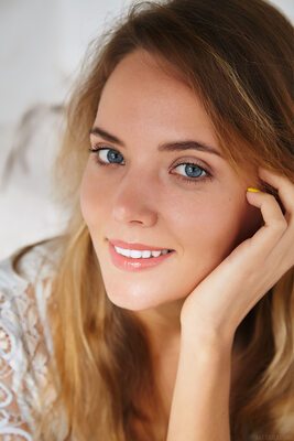 Photo catégorisée avec : Blonde, Eruga, Eyes, Katya Clover - Mango A, MET Art, Mouth, Russian, Smiling, Face, Safe for work