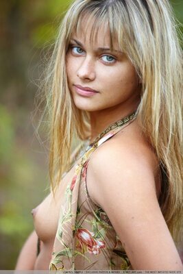 Photo catégorisée avec : Blonde, Eyes, MET Art, Small Tits