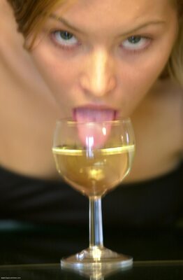 Photo catégorisée avec : Blonde, Hegre Art, Katya - Hegre, Eyes, Russian, Tongue, Wine