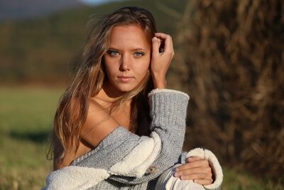 Photo catégorisée avec : Blonde, Katya Clover - Mango A, Cute, Eyes, Nature, Russian, Sexy Wallpaper