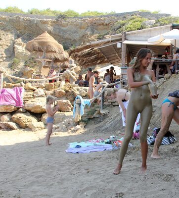 Photo catégorisée avec : Blonde, Katya Clover - Mango A, Muddy at the beach, Beach, Russian