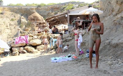 Photo catégorisée avec : Blonde, Katya Clover - Mango A, Muddy at the beach, Beach, Russian