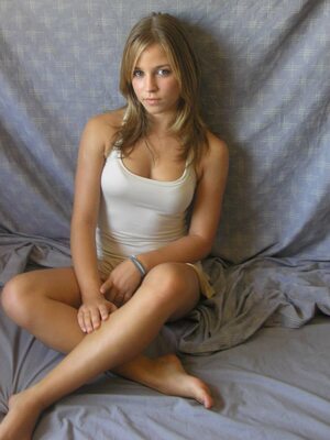 Photo catégorisée avec : Blonde, Luscious Lia - Lily, Cute, Eyes, Feet, Legs, Shy