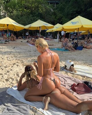 Photo catégorisée avec : Blonde, Mathilde Tantot, 2 girls, Ass - Butt, Beach, Bikini, French, Legs