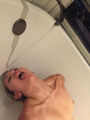 Photo catégorisée avec : American, Bath, Blonde, Miley Cyrus, Tongue, Celebrity - Star, Leaked, Small Tits