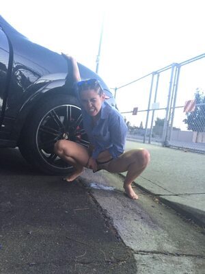 Photo catégorisée avec : American, Blonde, Car, Feet, Legs, Miley Cyrus, Celebrity - Star, Leaked, Peeing