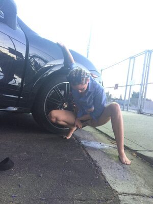 Photo catégorisée avec : American, Blonde, Car, Feet, Legs, Miley Cyrus, Celebrity - Star, Leaked, Peeing