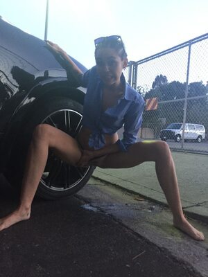Photo catégorisée avec : American, Blonde, Car, Feet, Legs, Miley Cyrus, Celebrity - Star, Leaked, Peeing