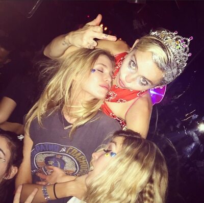 Photo catégorisée avec : Blonde, Miley Cyrus, American, Celebrity - Star, Leaked