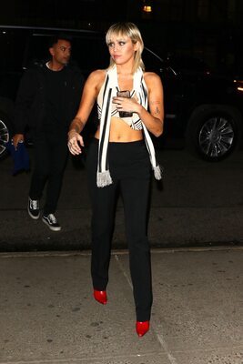 Photo catégorisée avec : American, Blonde, Miley Cyrus, Celebrity - Star, Small Tits, Tattoo, Tummy