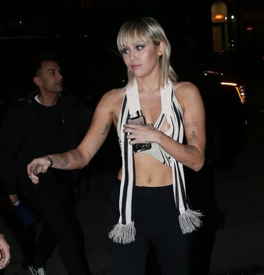 Photo catégorisée avec : Blonde, Miley Cyrus, American, Celebrity - Star, Small Tits, Tattoo