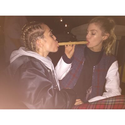 Photo catégorisée avec : Blonde, Miley Cyrus, Stella Maxwell, American, Celebrity - Star, Leaked