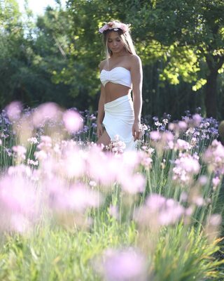 Photo catégorisée avec : Blonde, Susanne Regina, Cute, Flower, Italian, Legs, Nature, Tummy