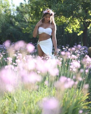 Photo catégorisée avec : Blonde, Susanne Regina, Cute, Flower, Italian, Nature, Piercing, Tummy