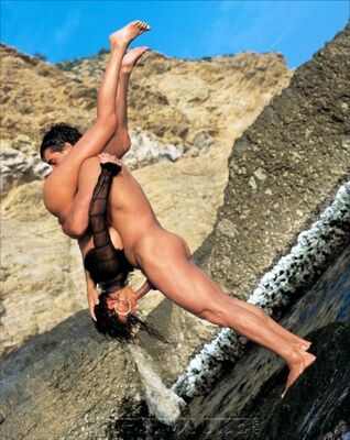 Photo cat&eacute;goris&eacute;e avec&nbsp;: Blowjob, Brunette, Cunnilingus, Feet, Legs, Nature, 69, Dick