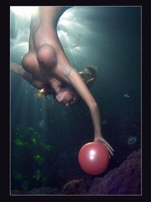 Photo catégorisée avec : Boobs, Under water