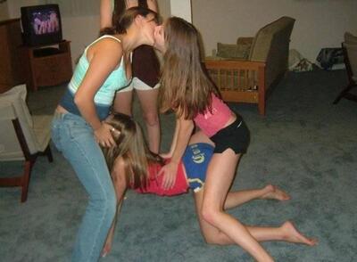 Photo catégorisée avec : Brunette, Kissing, Legs, Lesbian, 4 girls, Sexy Wallpaper, Threesome