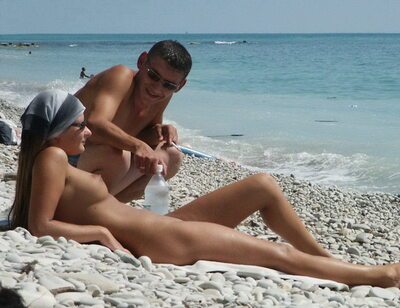 Photo catégorisée avec : Brunette, Beach, Boobs, Legs, Naturism, Nudist