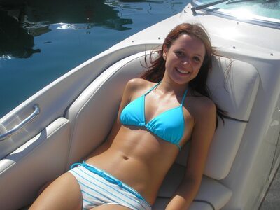 Photo catégorisée avec : Brunette, Bikini, Boat, Sexy Wallpaper, Smiling, Tummy