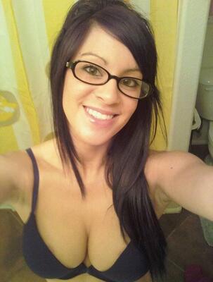 Photo catégorisée avec : Brunette, Boobs, Eyes, Lingerie, Selfie, Smiling