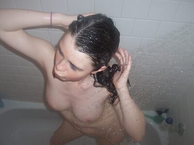 Photo catégorisée avec : Brunette, Boobs, Sexy Wallpaper, Shower, Wet