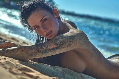 Photo catégorisée avec : Brunette, Busty, Kayla Lauren, American, Beach, Boobs, Cute, Sexy Wallpaper, Tattoo